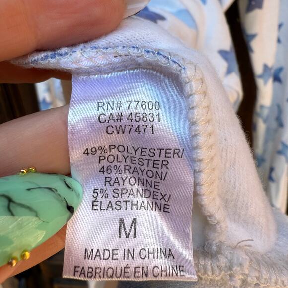 Chaser White Blue Star Print Long Sleeve Top w/ Back Cutout Size M - Picture 3 of 5